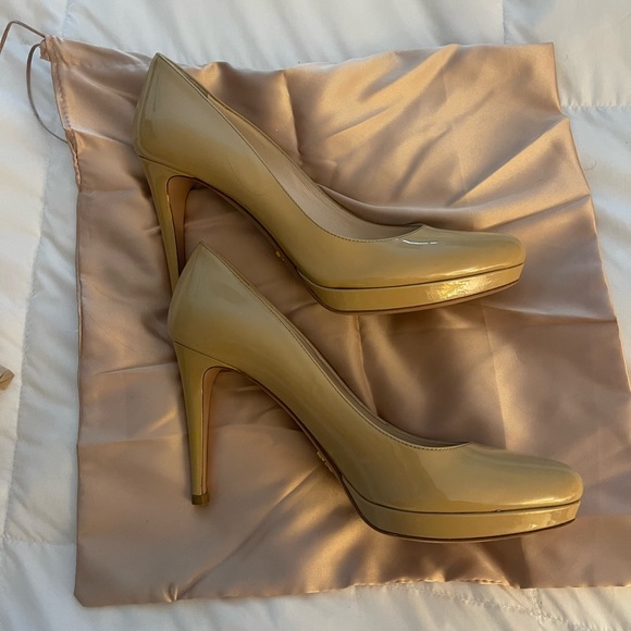 Prada 38.5 patent pumps with slight platform. Hardly worn! - Picture 7 of 8